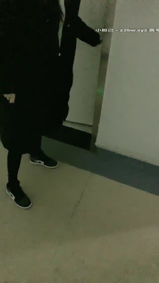 2021,01,27 帝都疫情下，首次挑战到医院的厕所啪啪，【Avove】撸管必备好片，小骚货真是男人榨汁机，淫水被舔的喷射