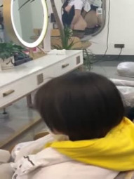 去剪个发还有意外惊喜 美眉真不把大家当外人 屁屁真肥 奶子真大 黑丝高跟诱惑 我已无耻的硬了