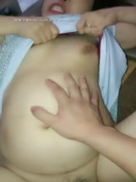 骚表姐不给口硬把鸡巴塞她嘴里干全程露脸，大鸡巴无套直接插入表姐骚逼，捏着奶子玩弄草起来就舒服的浪叫