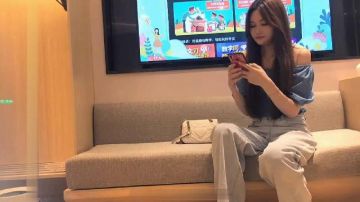 午夜寻花高颜值大长腿妹子，近距离拍摄舔奶扣逼，口交上位骑乘大力勐操