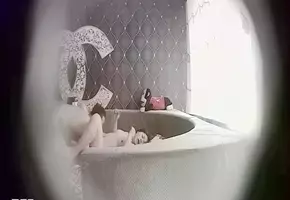 酒店炮房偷拍，中年大叔和情人偷情啪啪操完一次不够...