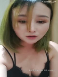 风骚少妇爱群P，提前喝一罐红牛来提神，前后夹击两个壮小伙干才够过瘾，淫叫声震天响太刺激