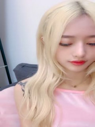 仙女小萝莉，像苹果甜甜的声线~’哥哥，你想后入我吗，可约哦‘，鲜嫩的舌头舔舐手指，熟练的技术，小女孩淫语挑逗非常诱惑！