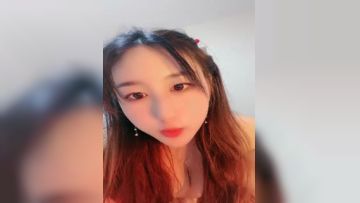 粉嫩的少女露脸大秀直播，听狼友指挥脱光光在床上诱惑狼友，撅着屁股掰开骚逼给狼友看，互动狼友撩骚不断第01集