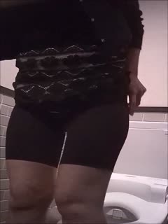 黑客破解监控偷拍 D奶美女洗完澡 擦润肤露