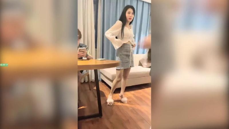 【男模只约姑娘】人气女神携极品闺蜜4P闺蜜：你好傻啊姨妈不可以做那种事情两分钟没事的