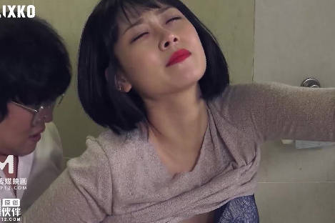 麻豆传媒映画xFLICKO.MFK-0064.淫欲爆发的厕所忄生爱