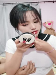 清纯甜美巨乳妹子在化妆被男友捏奶子，撩起裙子就要后入，扶着大屁股抽插，两个大奶子晃动骑乘套弄