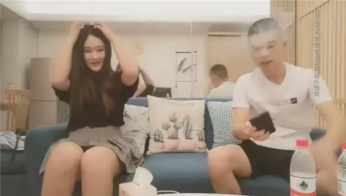 约操牛仔短裙妹子，颜值身材都不错，脱光玩会儿一直要求去床上，怒赶走