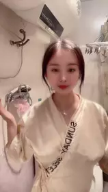 又一顶级的极品尤物下海出没！纯天然的白虎 不是刮毛的那种，是不长毛的那种，曾经超火，换上情趣网袜，大秀诱惑一段