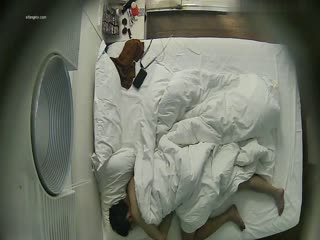 情趣酒店电影房360摄像头上帝视角偷拍放假情侣一边看电影一边做爱无套外射苗条女友屁股上