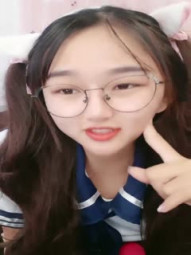 一线天白虎肥逼卡哇伊萌妹学生制服网袜，开档张开双腿假屌摩擦，翘起性感大屁股扭动，掰穴假屌插入呻吟娇喘