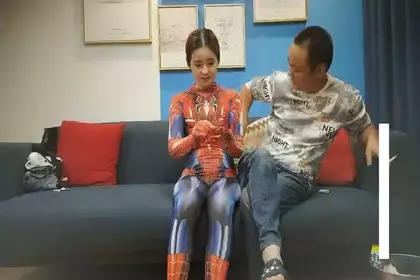 极品外围小姐姐被要求穿上蜘蛛侠情趣装，沙发上抠粉嫩鲍鱼口交，被发现翻车，真奇葩