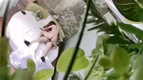 丰满性感的美女酒店不愿意和认识没多久的纹身男啪啪,...