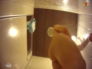 九月新流出女偷拍客潜入游泳场更衣洗浴室偷拍泳客换泳衣淋浴苗条靓丽美眉没想到下面毛这么浓密