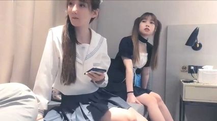 【高端探花】一次约两个，JK跟女仆通通满足我的欲望 打桩机左右开工