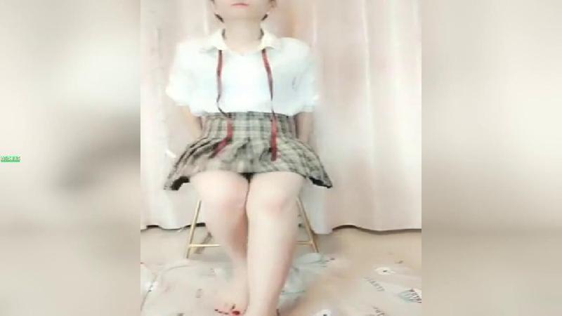 长相甜美身材不错的娇美人全程露脸制服情趣装黑丝诱惑露脸大秀俏奶粉穴道具自慰，浪叫.