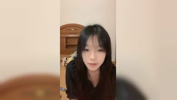 新来的学妹镜头前赚学妹，要狼友的大鸡巴草她，全程露脸听指挥穿上性感的黑丝诱惑，奶子坚挺特写展示逼逼