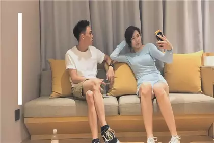 性感花臂纹身眼镜妹子，诱人身材甜奶口交上位骑坐猛操