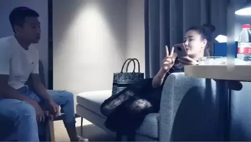 对端庄气质的黑丝少妇欲罢不能，这大长腿这丰腴肉感身材，口干舌燥鸡巴硬邦邦舌吻挑逗骑乘跨坐猛操爽【水印】