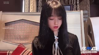 小桃与粉丝咖啡厅见面 被饥渴粉丝带到酒店湿身激情啪啪