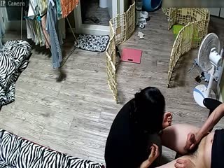 居家网络摄像被黑偸拍年轻小媳妇大姨妈期间不能啪啪啪只好卖力抹油给老公撸J8撸的咕叽咕叽响最后颜射口爆