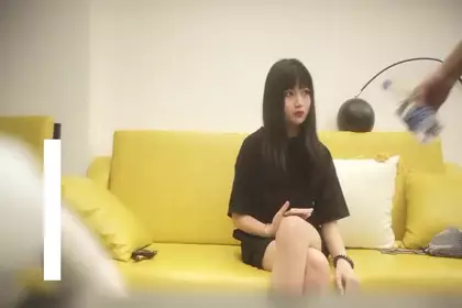 再约前玩挺嫩妹子，舔奶互摸倒立69口交近距离特写，骑乘按着猛操呻吟娇喘