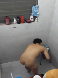 爬气窗偷窥漂亮大奶打工妹洗香香 身材真心不错 逼逼洗半天 乳液擦半天好认真