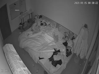 《破解家庭摄像头》监控偷拍夫妻过性生活把旁边熟睡的孩子弄醒了媳妇一边喂奶一边被草