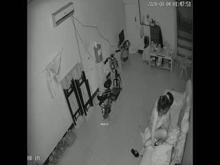 黑客破解网络摄像头远程监控偷拍小哥半夜在沙发上啪啪媳妇