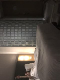 666绿帽白嫖良家密码房，约满背纹身小姐姐，喝喝酒玩游戏脱掉内裤露大奶，骑乘抽插扶着细腰后入猛操