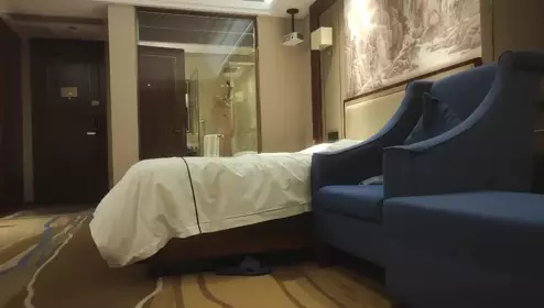 开车别玩手机聊着聊着就开始后入