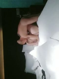 光头探花营业肉感骚熟女，一线天肥穴，拔下内裤手指揉穴，舔屌硬了骑上来，侧入大屁股几下就射