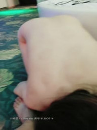 被主人调教的母狗露脸，被吊起来玩弄骚逼，插着AV棒脚还往里捅，浪荡呻吟不止真刺激，皮鞭伺候跪地爬行