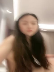 刚播肉感十足一线天粉穴小骚货，脱光光翘起双腿露美穴，圆润美臀扭动拍打，掰穴特写揉搓看着非常诱人