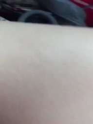 少妇出租车上挑逗司机 开慢点 出事我不投诉你 你也麻烦 第一次玩好刺激 貌似被旁边公交车上的看到了