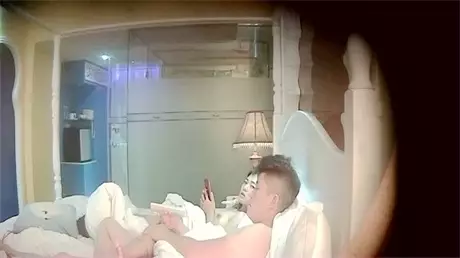 特色酒店偷拍单眼皮猥琐男和纹身漂亮妹子把闺蜜支走...