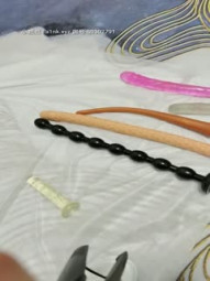 喜欢玩SM的小白，看看这屁股都被抽成啥样了，玩闺蜜的菊花，大号注射器灌肠，各种道具蹂躏菊花，精彩刺激