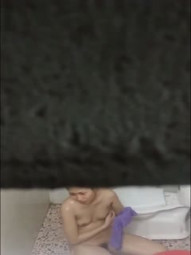 冒死偷拍年轻小夫妻一起洗澡 一边洗一边干