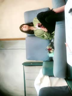 19岁学生妹，刚开始援交，被操时候害羞的捂脸，极品美乳，超赞