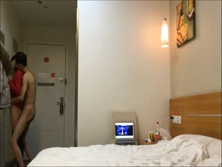 黄先生之今晚硬邦邦约了个黑色外套肥肥妹子，情趣装黑丝椅子上特写摸逼后入大力猛操