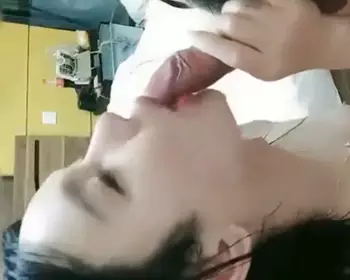 完整版刚体验完初潮的邻家JK00后女孩被强推，做爱都不忘玩手机