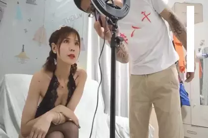 约了个黄发嫩 穴妹子TP啪啪，脱掉调情一番69口交骑乘后入猛操，呻吟娇喘搞了两炮