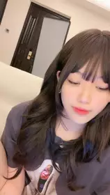 水灵灵的粉女女孩七七，太喜欢这张脸了，眼睛像婴儿般清澈，就是有点媚骚，看着她掰开阴穴就想狂插她！