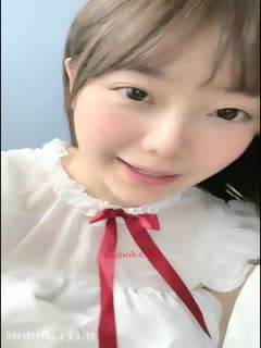 高颜值OO后娃娃脸甜美萌妹,身体微胖,肉肉的,皮肤白皙,牛奶浇奶子上,自己舔