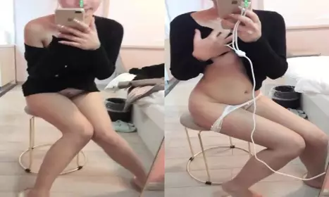 【安妮和草莓】都市丽人25岁独居小骚逼穿衣镜前搔首弄姿掰逼流水妩媚妖娆.